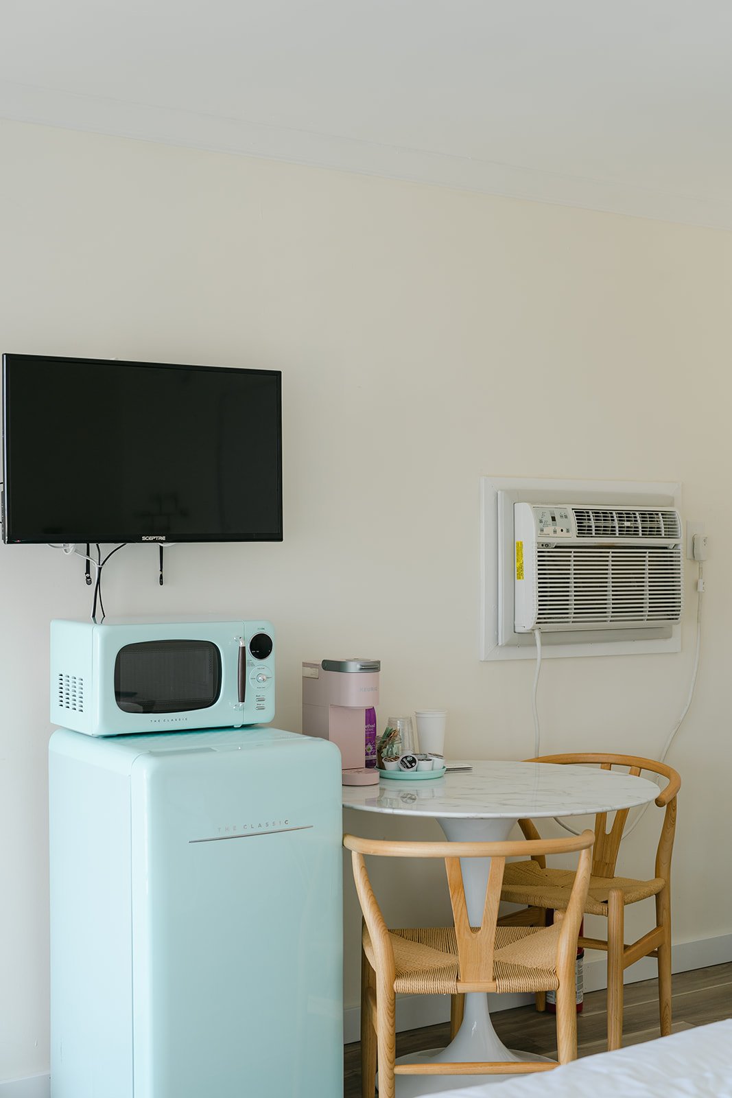 Cozy King Deluxe full kitchenette with retro-chic appliances